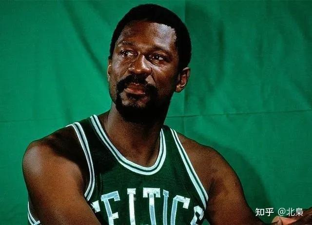 美国的NBA篮球赛非常精彩.因此吸引了众多观众．在NBA篮球赛中经常能看到这样的场面：在终场前0.1s的时候.运动员把球投出且准确命中.获得比赛的最后胜利．已知球的质量为m.运动员将篮球投出时球离地的高度为h1.动能为EK.篮筐距地面的高度为h2.不计空气阻力.则篮球进筐时的动能为( )A．Ek+m
